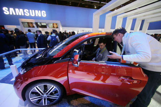 지난 1월 미국 라스베이거스에서 열린 'CES 2015' 삼성전자 전시장 내 사물인터넷(IoT) 코너에서 관람객들이 전기차 BMW i3를 살펴보고 있다.  삼성전자 제공